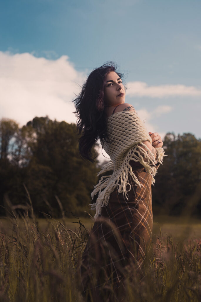 Portrait de kat pinoope dans les champs, style retro et cottage. Photographie couleur par Caroline Duballet - Studio Dacker / StudioDacker photographe à Tours(37)